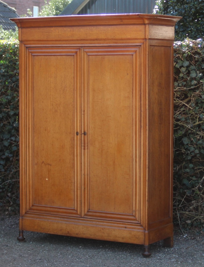 antiker-2-t-riger-schrank